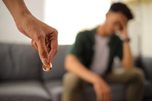 σε πόσο καιρό βγαίνει το διαζύγιο με αντιδικία